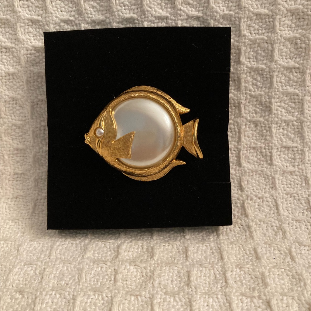 Napier Vintage Goldtone And Faux Pearl Fish Brooch 49$
